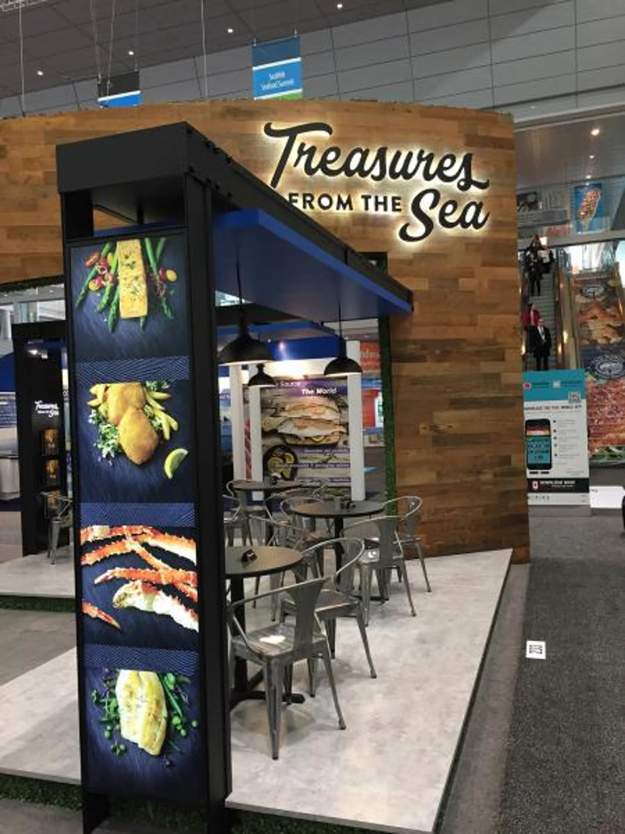 20x30 Peninsula booth design by American Image Displays