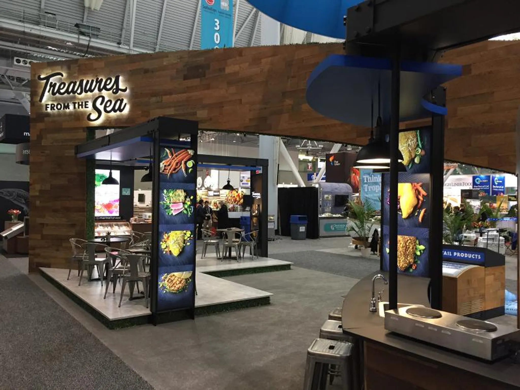 20x30 Peninsula booth design by American Image Displays