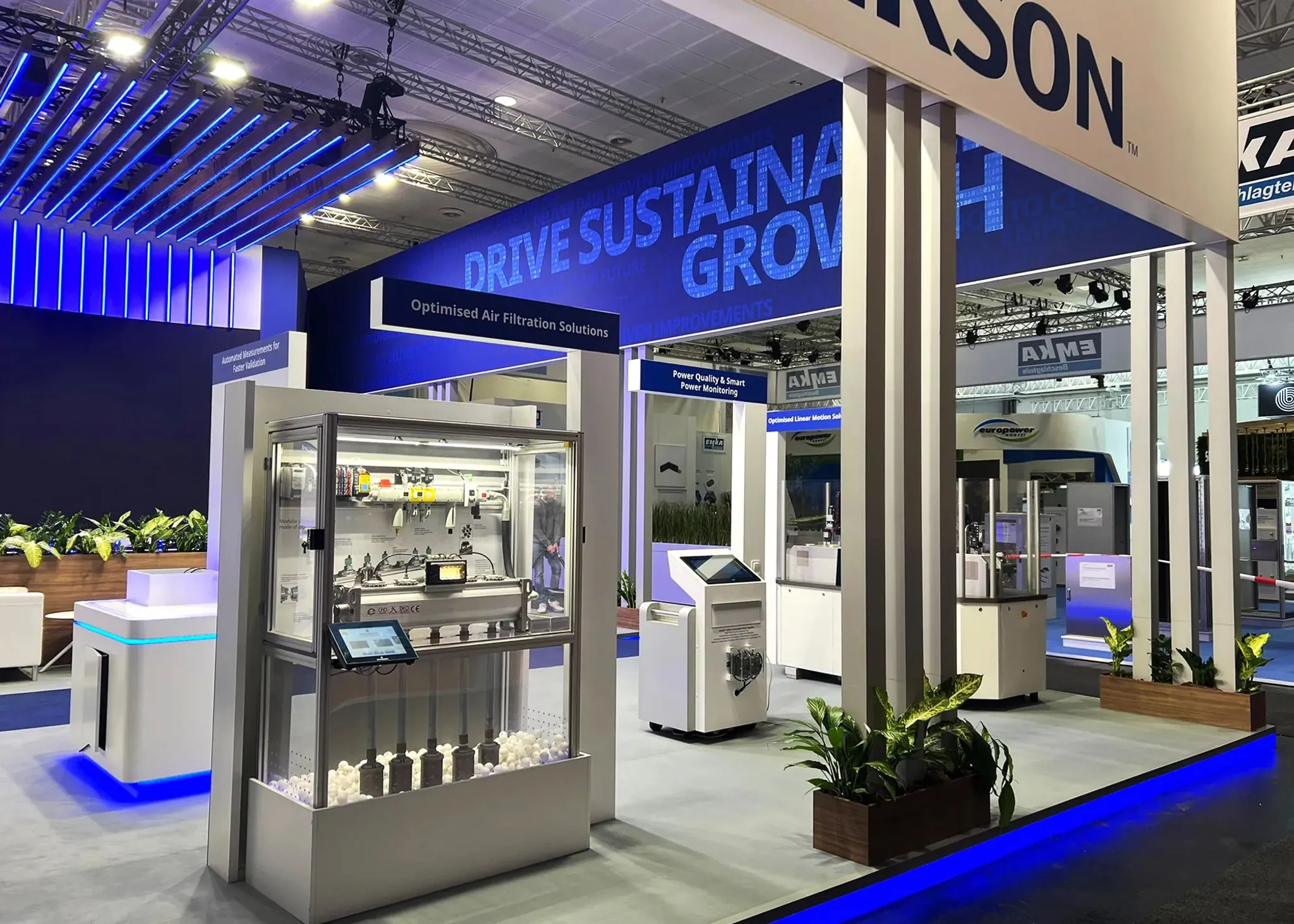 80x80 Island booth design by Exhibit Edge (Star)